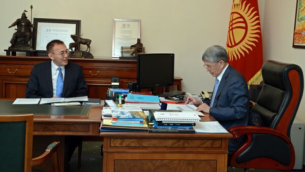 Председатель Национального банка Толкунбек Абдыгулов на приеме у президента КР Алмазбека Атамбаева - Sputnik Кыргызстан