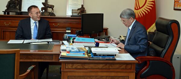 Председатель Национального банка Толкунбек Абдыгулов на приеме у президента КР Алмазбека Атамбаева - Sputnik Кыргызстан