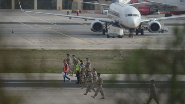 Спасатели и сотрудники правоохранительных органов в аэропорту Мальты, где потерпел крушение легкомоторный самолет - Sputnik Кыргызстан