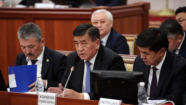 Министр финансов Адылбек Касымалиев и премьер-министр Сооронбай Жээнбеков принимает участие в расширенном заседании - Sputnik Кыргызстан