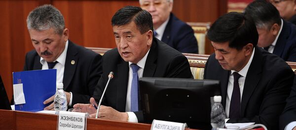 Министр финансов Адылбек Касымалиев и премьер-министр Сооронбай Жээнбеков принимает участие в расширенном заседании Министр финансов Адылбек Касымалиев и премьер-министр Сооронбай Жээнбеков принимает участие в расширенном заседании - Sputnik Кыргызстан
