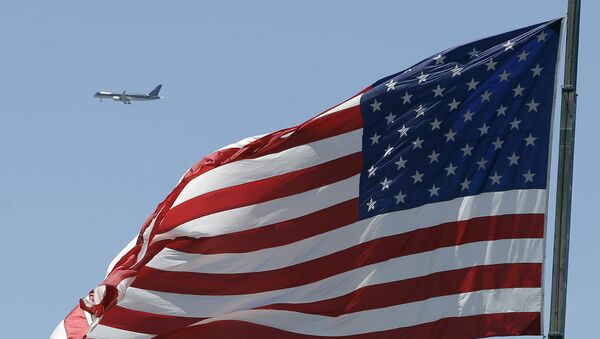 Летящий самолет на фоне флага США. Архивное фото - Sputnik Кыргызстан