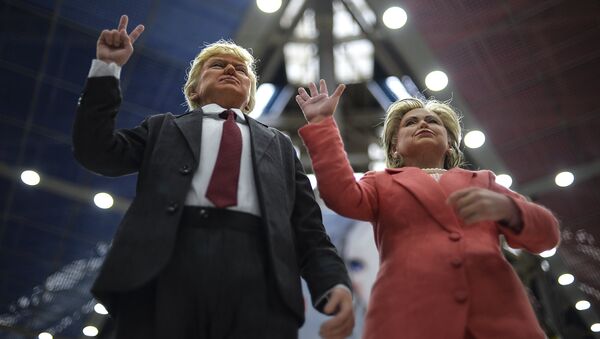 Куклы, изображающие кандидатов в президенты США Хиллари Клинтон и Дональда Трампа. Архивное фото - Sputnik Кыргызстан
