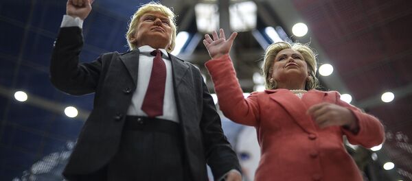 Куклы, изображающие кандидатов в президенты США Хиллари Клинтон и Дональда Трампа. Архивное фото - Sputnik Кыргызстан