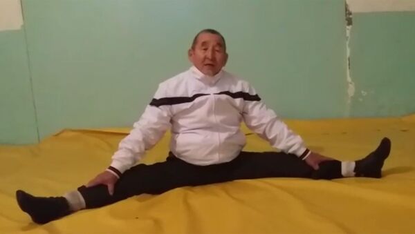 В 71 год садится на шпагат, занимается борьбой — житель Аравана - Sputnik Кыргызстан
