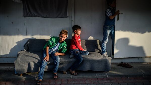 Сирийские дети сидят в лагере беженцев в Kilis районе Газиантеп, юго-востоке Турции - Sputnik Кыргызстан