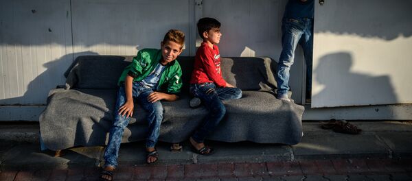 Сирийские дети сидят в лагере беженцев в Kilis районе Газиантеп, юго-востоке Турции Сирийские дети сидят в лагере беженцев в Kilis районе Газиантеп, юго-востоке Турции - Sputnik Кыргызстан