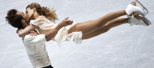 Габриэлла Пападакис и Гийом Сизерон (Франция) выступают в произвольной программе танцев на льду на командном чемпионате мира по фигурному катанию в Токио. - Sputnik Кыргызстан