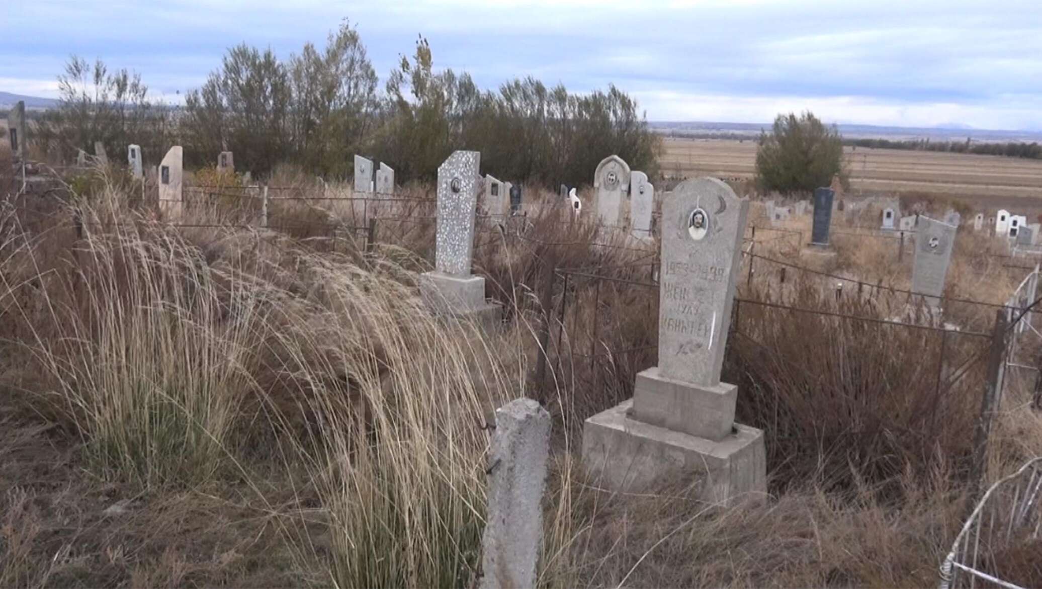 Бишкек кладбища. Джалал Абад мусульманское кладбище. Село Теплоключенка АК Суу. Чон арык кладбище. Киргизия село Теплоключенка.