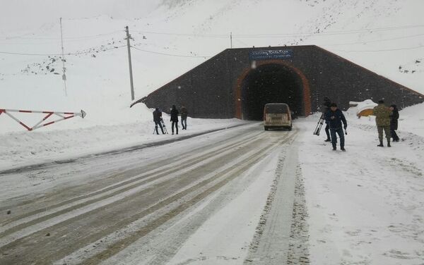 Автомобильный затор недалеко от тоннеля имени Кольбаева на перевале Тоо-Ашуу - Sputnik Кыргызстан