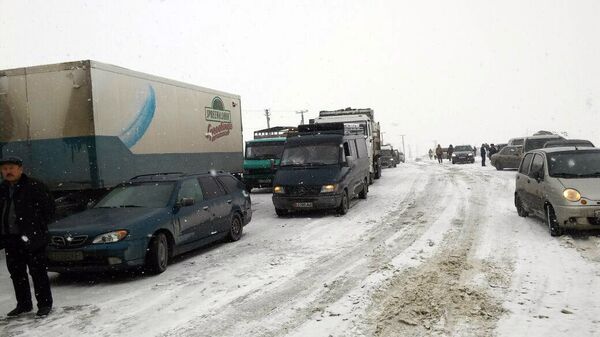 Автомобильный затор недалеко от тоннеля имени Кольбаева на перевале Тоо-Ашуу - Sputnik Кыргызстан