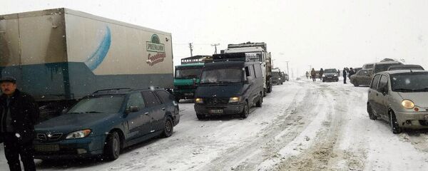 Автомобильный затор недалеко от тоннеля имени Кольбаева на перевале Тоо-Ашуу - Sputnik Кыргызстан