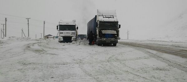 Грузовики недалеко от тоннеля имени Кольбаева на перевале Тоо-Ашуу Грузовики недалеко от тоннеля имени Кольбаева на перевале Тоо-Ашуу - Sputnik Кыргызстан