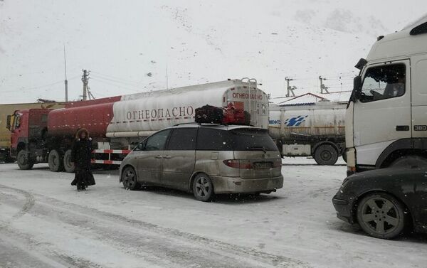 Автомобильный затор недалеко от тоннеля имени Кольбаева на перевале Тоо-Ашуу - Sputnik Кыргызстан