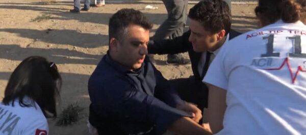 Медики оказывают первую помощь пострадавшим после взрыва на парковке в Анталье - Sputnik Кыргызстан