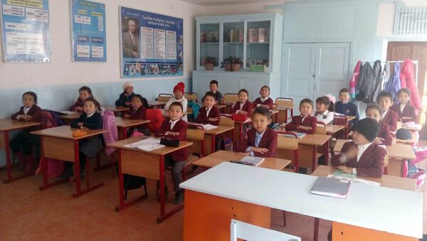 Семья мигрантов подарила школьную мебель для школы в селе - Sputnik Кыргызстан