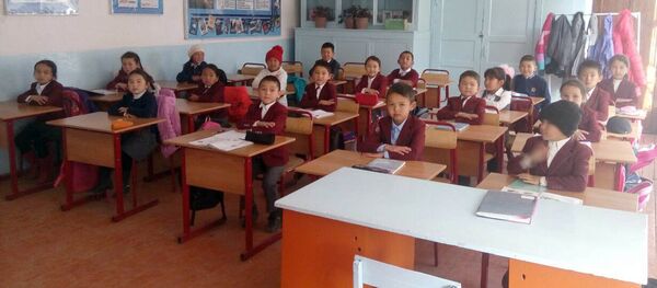 Семья мигрантов подарила школьную мебель для школы в селе - Sputnik Кыргызстан