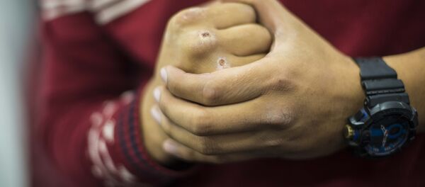 Мужчина показывает сжатый кулак. Архивное фото - Sputnik Кыргызстан