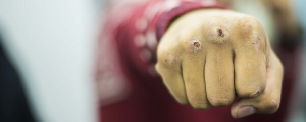 Мужчина показывает кулак. Архивное фото - Sputnik Кыргызстан