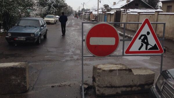Дорожный знак ремонтные работы на улице Жукеева-Пудовкина, где проводится устранение аварии не теплотрассе - Sputnik Кыргызстан
