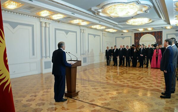 Президент Кыргызстана Алмазбек Атамбаев на церемонии вручения верительных грамот послами девяти стран заявил, что он не допускает возможности революции в КР - Sputnik Кыргызстан