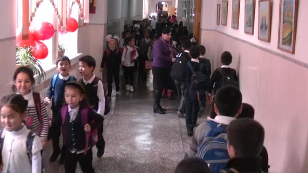 Правостороннее движение ввели в коридорах школы №12 из-за переполненности - Sputnik Кыргызстан