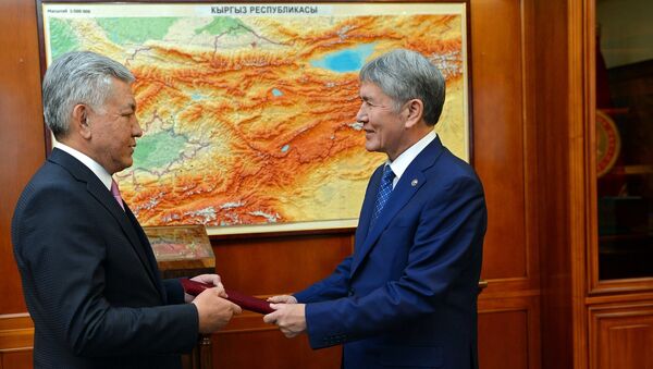 Президент Алмазбек Атамбаев КСДП фракциясынын лидери Иса Өмүркуловду кабыл алуу учурунда - Sputnik Кыргызстан