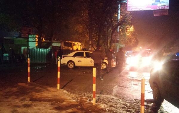 Четыре пожарных расчета тушат пожар в торговом центре Таатан на улице Целиноградская в Бишкеке - Sputnik Кыргызстан