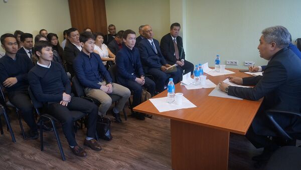 Полномочный посол КР в России Болот Отунбаев на встреча с кыргызской диаспорой в Приморском крае - Sputnik Кыргызстан
