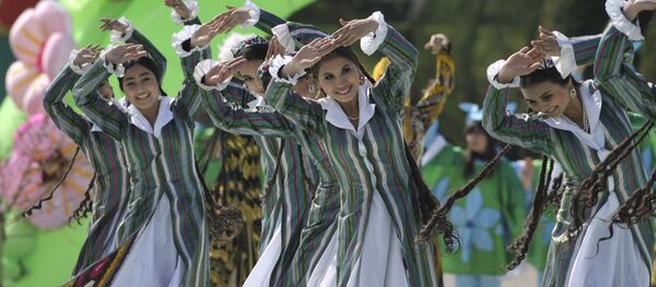 Архивное фото девушек, которые исполняют узбексий танец которые в национальных костюмах Архивное фото девушек, которые исполняют узбексий танец которые в национальных костюмах - Sputnik Кыргызстан