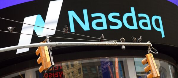 Фондовая биржа NASDAQ на Таймс-сквер в Нью-Йорке Фондовая биржа NASDAQ на Таймс-сквер в Нью-Йорке - Sputnik Кыргызстан