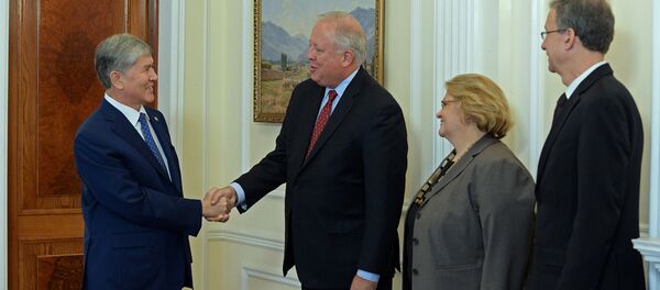 Президент Алмазбек Атамбаев на встрече сс заместителем Государственного секретаря США по политическим вопросам Томасом Шэнноном Президент Алмазбек Атамбаев на встрече сс заместителем Государственного секретаря США по политическим вопросам Томасом Шэнноном - Sputnik Кыргызстан