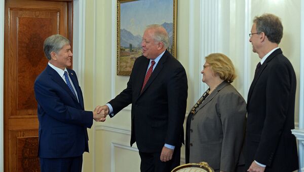 Президент Алмазбек Атамбаев на встрече сс заместителем Государственного секретаря США по политическим вопросам Томасом Шэнноном - Sputnik Кыргызстан