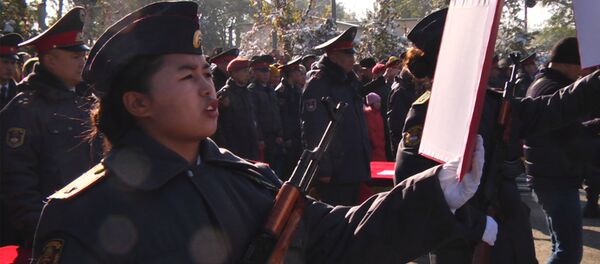 Клятва Родине и оружие в руках — будущие милиционеры принесли присягу - Sputnik Кыргызстан