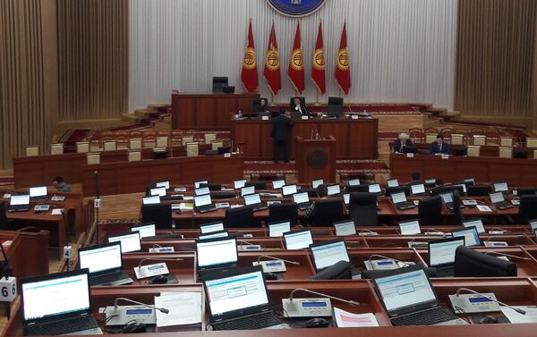 Ар кандай маселелерди кароо аяктап баратканда жыйындар залында болгону 13 депутат отурду. - Sputnik Кыргызстан