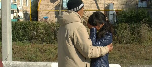 Эки ай издөөгө алынган Айпери атасы менен чек арадан жолугуп өксүп ыйлады Эки ай издөөгө алынган Айпери атасы менен чек арадан жолугуп өксүп ыйлады - Sputnik Кыргызстан