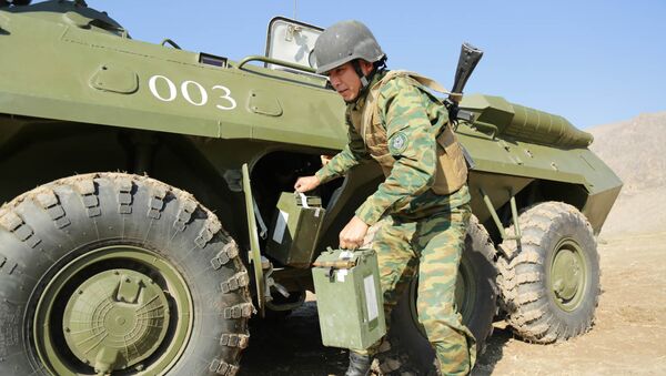 Военнослужащий КР устанавливает мобильное и компактное средство связи на БТР - Sputnik Кыргызстан
