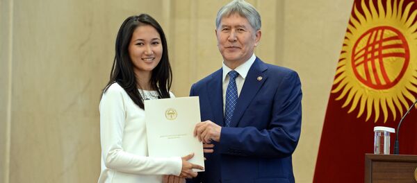 Кыргызстандын жогорку окуу жайларында окуган студенттер өлкө башчысы Алмазбек Атамбаевдин колунан президенттин стипендияларды алышты - Sputnik Кыргызстан