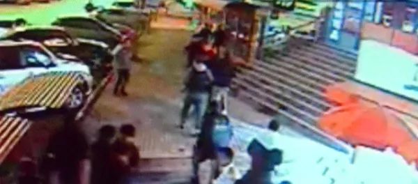 Массовая драка возле торгового центра Moto попала на видеокамеру Массовая драка возле торгового центра Moto попала на видеокамеру - Sputnik Кыргызстан