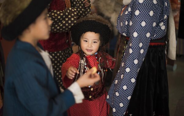 На выставке были показаны национальные наряды и проведены мастер-классы по обычаям и традициям. - Sputnik Кыргызстан
