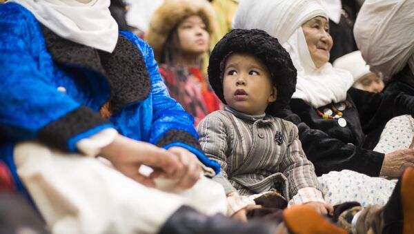 Ребенок в национальном костюме. Архивное фото - Sputnik Кыргызстан
