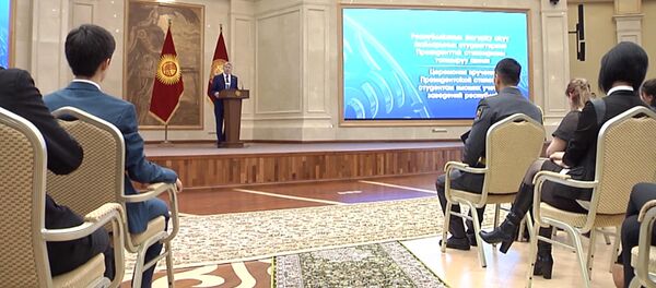 Богатенькие Буратино не пройдут в следующий парламент — Атамбаев - Sputnik Кыргызстан