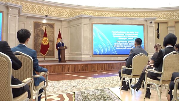 Богатенькие Буратино не пройдут в следующий парламент — Атамбаев - Sputnik Кыргызстан