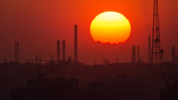 Закат над Омским нефтеперерабатывающим заводом.  - Sputnik Кыргызстан
