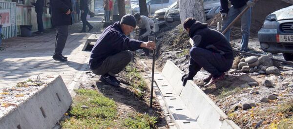 Ремонт ирригационной сети по улице Суюнбаева ниже проспекта Чуй в Бишкеке - Sputnik Кыргызстан