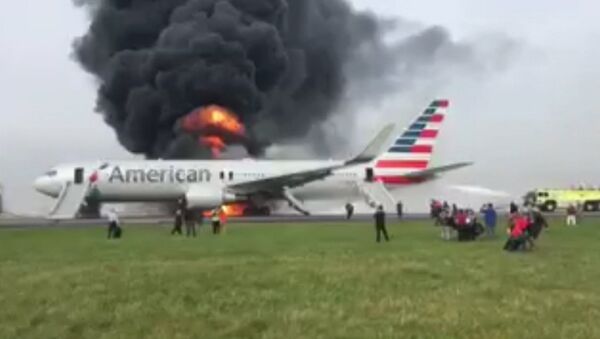 Boeing загорелся после неудачного взлета в аэропорту Чикаго. Съемка очевидца - Sputnik Кыргызстан
