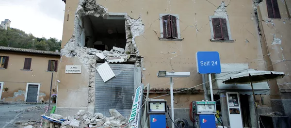 Разрушенный дом в селе Виссо, центральная Италия. - Sputnik Кыргызстан