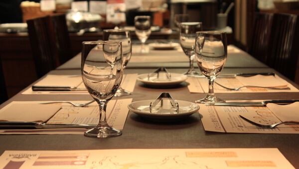 Бокалы на столе в кафе быстрых свиданий. Архивное фото - Sputnik Кыргызстан