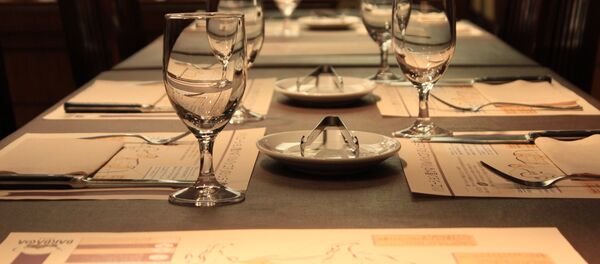 Бокалы на столе в кафе быстрых свиданий. Архивное фото - Sputnik Кыргызстан