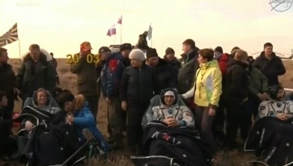 Экипаж 49-й экспедиции успешно приземлился в Казахстане после отстыковки от МКС - Sputnik Кыргызстан